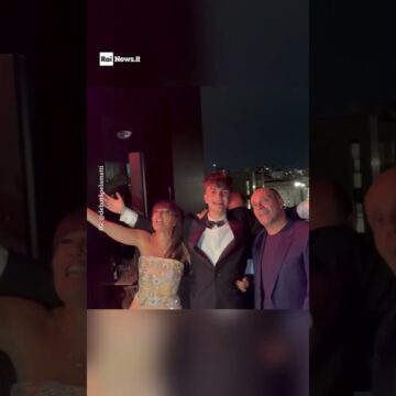 1792861051_maxresdefault.jpg Max Pezzali, il figlio Hilo compie 18 anni e canta “Gli anni” con papà