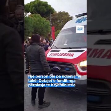 1793050403_maxresdefault.jpg Protestuesit ndalojnë ambulancën para Kryeministrisë, dyshonin se sillte gazlotsjellës për policinë