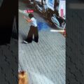 Mersin’de bir iş yerinin dış cephesinden kopan cam, sokakta bekleyen kadının yanına düştü